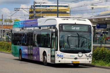 Hollanda 'nın Zwolle kentinde EBS RRRRReis tarafından toplu taşıma için elektrikli BYD otobüsleri