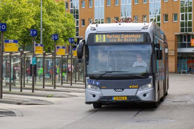 Yerel ve bölgesel otobüsler Qbuzz tarafından Hollanda 'daki Groningen Hoofdstation' da işletiliyor.