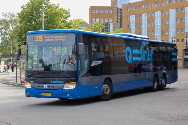Hollanda 'nın Groningen Hoofdstation' ında Qbuzz tarafından işletilen hızlı bölgesel Qliner otobüsleri