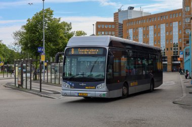 Bölgesel Qbuzz Streek otobüsü Hollanda 'daki Groningen Hoofdstation' da hidrojen operasyonu yapıyor.