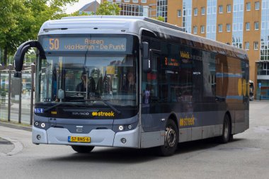 Yerel ve bölgesel otobüsler Qbuzz tarafından Hollanda 'daki Groningen Hoofdstation' da işletiliyor.