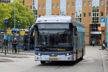 Yerel ve bölgesel otobüsler Qbuzz tarafından Hollanda 'daki Groningen Hoofdstation' da işletiliyor.