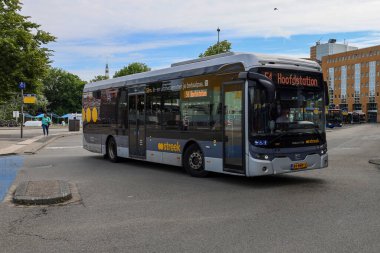 Bölgesel Qbuzz Streek otobüsü Hollanda 'daki Groningen Hoofdstation' da hidrojen operasyonu yapıyor.