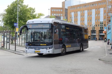 Yerel ve bölgesel otobüsler Qbuzz tarafından Hollanda 'daki Groningen Hoofdstation' da işletiliyor.