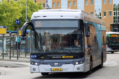 Yerel ve bölgesel otobüsler Qbuzz tarafından Hollanda 'daki Groningen Hoofdstation' da işletiliyor.