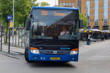 Hollanda 'nın Groningen Hoofdstation' ında Qbuzz tarafından işletilen hızlı bölgesel Qliner otobüsleri
