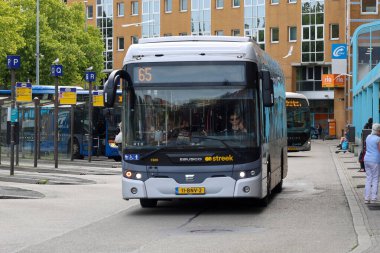 Yerel ve bölgesel otobüsler Qbuzz tarafından Hollanda 'daki Groningen Hoofdstation' da işletiliyor.