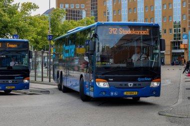Hollanda 'nın Groningen Hoofdstation' ında Qbuzz tarafından işletilen hızlı bölgesel Qliner otobüsleri