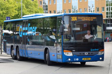 Hollanda 'nın Groningen Hoofdstation' ında Qbuzz tarafından işletilen hızlı bölgesel Qliner otobüsleri