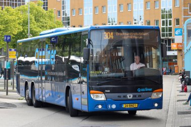 Hollanda 'nın Groningen Hoofdstation' ında Qbuzz tarafından işletilen hızlı bölgesel Qliner otobüsleri