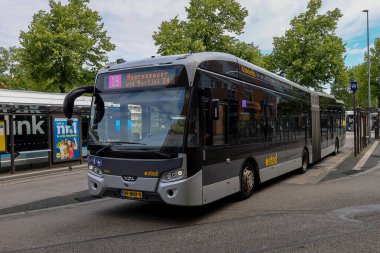 Yerel ve bölgesel otobüsler Qbuzz tarafından Hollanda 'daki Groningen Hoofdstation' da işletiliyor.