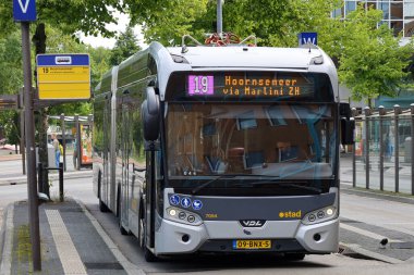 Yerel ve bölgesel otobüsler Qbuzz tarafından Hollanda 'daki Groningen Hoofdstation' da işletiliyor.