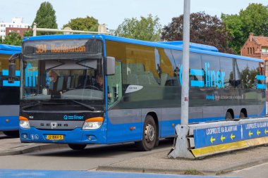 Hollanda 'nın Groningen Hoofdstation' ında Qbuzz tarafından işletilen hızlı bölgesel Qliner otobüsleri