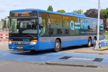 Hollanda 'nın Groningen Hoofdstation' ında Qbuzz tarafından işletilen hızlı bölgesel Qliner otobüsleri