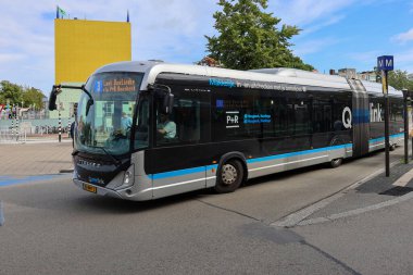 Yerel ve bölgesel otobüsler Qbuzz tarafından Hollanda 'daki Groningen Hoofdstation' da işletiliyor.