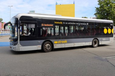 Yerel ve bölgesel otobüsler Qbuzz tarafından Hollanda 'daki Groningen Hoofdstation' da işletiliyor.