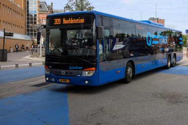 Hollanda 'nın Groningen Hoofdstation' ında Qbuzz tarafından işletilen hızlı bölgesel Qliner otobüsleri
