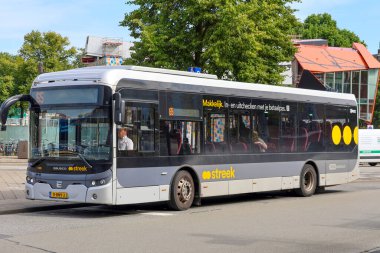 Yerel ve bölgesel otobüsler Qbuzz tarafından Hollanda 'daki Groningen Hoofdstation' da işletiliyor.