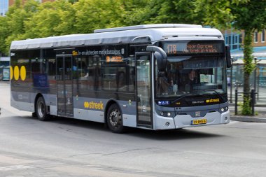 Yerel ve bölgesel otobüsler Qbuzz tarafından Hollanda 'daki Groningen Hoofdstation' da işletiliyor.