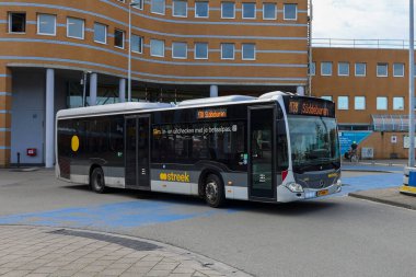 Yerel ve bölgesel otobüsler Qbuzz tarafından Hollanda 'daki Groningen Hoofdstation' da işletiliyor.