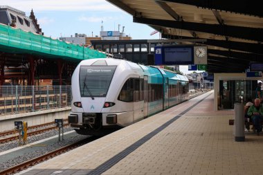 Stadler bölgesel banliyö treni Hollanda 'daki Groningen tren istasyonunda Arriva platformu boyunca ilerliyor.