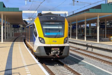 Hollanda 'daki Groningen tren istasyonunda NS platformu boyunca SNG yerel banliyö treni