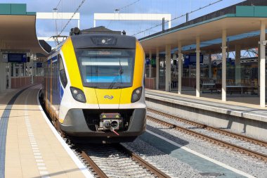 Hollanda 'daki Groningen tren istasyonunda NS platformu boyunca SNG yerel banliyö treni