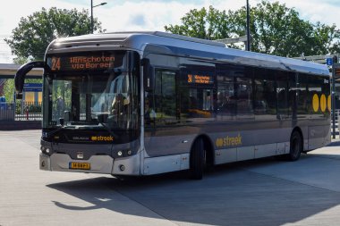 Bölgesel otobüs Assen istasyonunda Qbuzz tarafından işletiliyor Hollanda 'daki daha küçük köylere nakledilmek üzere.