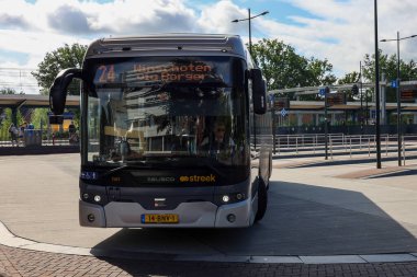 Bölgesel otobüs Assen istasyonunda Qbuzz tarafından işletiliyor Hollanda 'daki daha küçük köylere nakledilmek üzere.