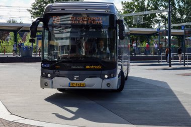 Bölgesel otobüs Assen istasyonunda Qbuzz tarafından işletiliyor Hollanda 'daki daha küçük köylere nakledilmek üzere.