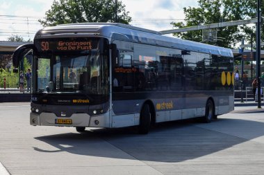 Bölgesel otobüs Assen istasyonunda Qbuzz tarafından işletiliyor Hollanda 'daki daha küçük köylere nakledilmek üzere.