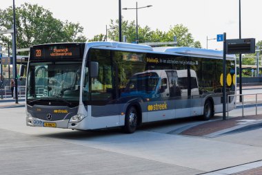 Bölgesel otobüs Assen istasyonunda Qbuzz tarafından işletiliyor Hollanda 'daki daha küçük köylere nakledilmek üzere.