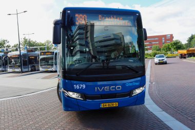 Hızlı Qliner bölgesel otobüsü Hollanda 'daki Assen istasyonunda Qbuzz tarafından işletiliyor.