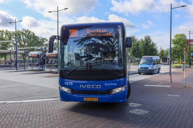 Hızlı Qliner bölgesel otobüsü Hollanda 'daki Assen istasyonunda Qbuzz tarafından işletiliyor.