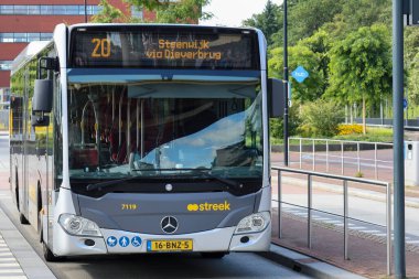 Bölgesel otobüs Assen istasyonunda Qbuzz tarafından işletiliyor Hollanda 'daki daha küçük köylere nakledilmek üzere.