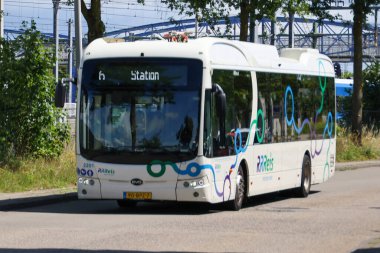 Hollanda 'nın Zwolle kentinde EBS RRRRReis tarafından toplu taşıma için elektrikli BYD otobüsleri