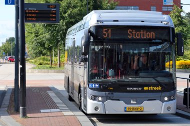 Bölgesel otobüs Assen istasyonunda Qbuzz tarafından işletiliyor Hollanda 'daki daha küçük köylere nakledilmek üzere.