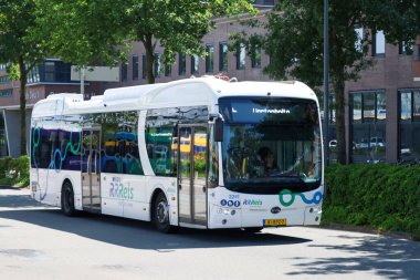 Hollanda 'nın Zwolle kentinde EBS RRRRReis tarafından toplu taşıma için elektrikli BYD otobüsleri