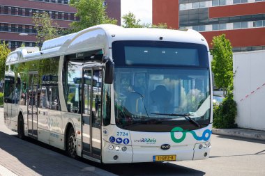 Hollanda 'nın Zwolle kentinde EBS RRRRReis tarafından toplu taşıma için elektrikli BYD otobüsleri