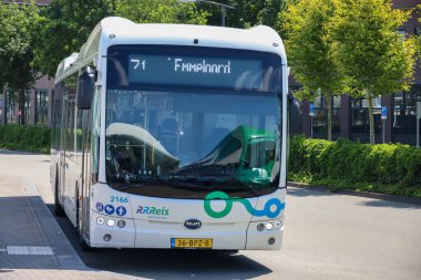 Hollanda 'nın Zwolle kentinde EBS RRRRReis tarafından toplu taşıma için elektrikli BYD otobüsleri