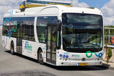 Hollanda 'nın Zwolle kentinde EBS RRRRReis tarafından toplu taşıma için elektrikli BYD otobüsleri