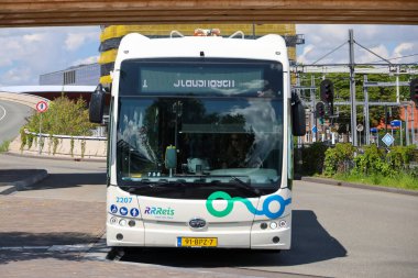 Hollanda 'nın Zwolle kentinde EBS RRRRReis tarafından toplu taşıma için elektrikli BYD otobüsleri
