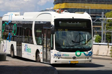 Hollanda 'nın Zwolle kentinde EBS RRRRReis tarafından toplu taşıma için elektrikli BYD otobüsleri