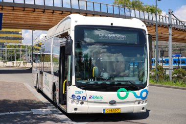 Hollanda 'nın Zwolle kentinde EBS RRRRReis tarafından toplu taşıma için elektrikli BYD otobüsleri