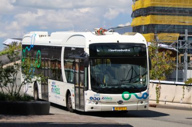 Hollanda 'nın Zwolle kentinde EBS RRRRReis tarafından toplu taşıma için elektrikli BYD otobüsleri