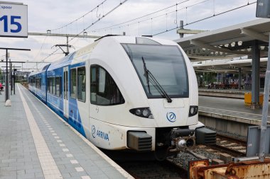 Hollanda 'daki Zwolle istasyonundaki NS platformu boyunca SNG yerel banliyö treni