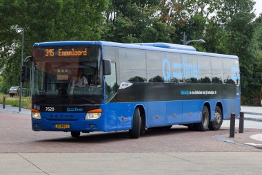 Blue Qliner hızlı Qbuzz otobüsü Hollanda 'daki Heerenveen İstasyonu' ndaki Frisian Provence Friesland 'a doğru koşuyor.