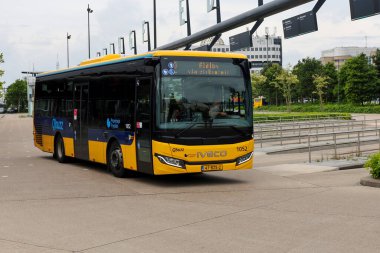 Sarı Qbuzz otobüsü Hollanda 'daki Leeuwarden İstasyonu' nda Frizya Kaynağı 'na doğru koşuyor.