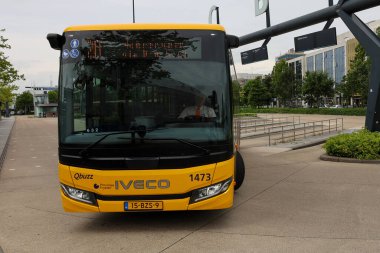 Sarı Qbuzz otobüsü Hollanda 'daki Leeuwarden İstasyonu' nda Frizya Kaynağı 'na doğru koşuyor.