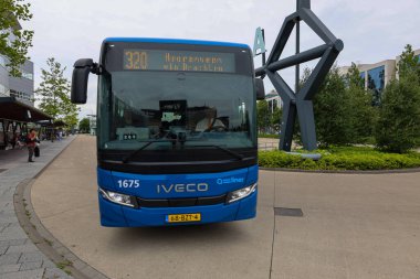 Blue Qliner hızlı Qbuzz otobüsü Hollanda 'daki Leeuwarden İstasyonu' ndaki Frisian Provence Friesland 'a gidiyor.